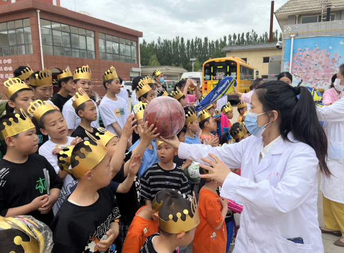 陕西延安：德扑圈推推乐，爱心企业走进儿童福利院为孩子提前过“六一”